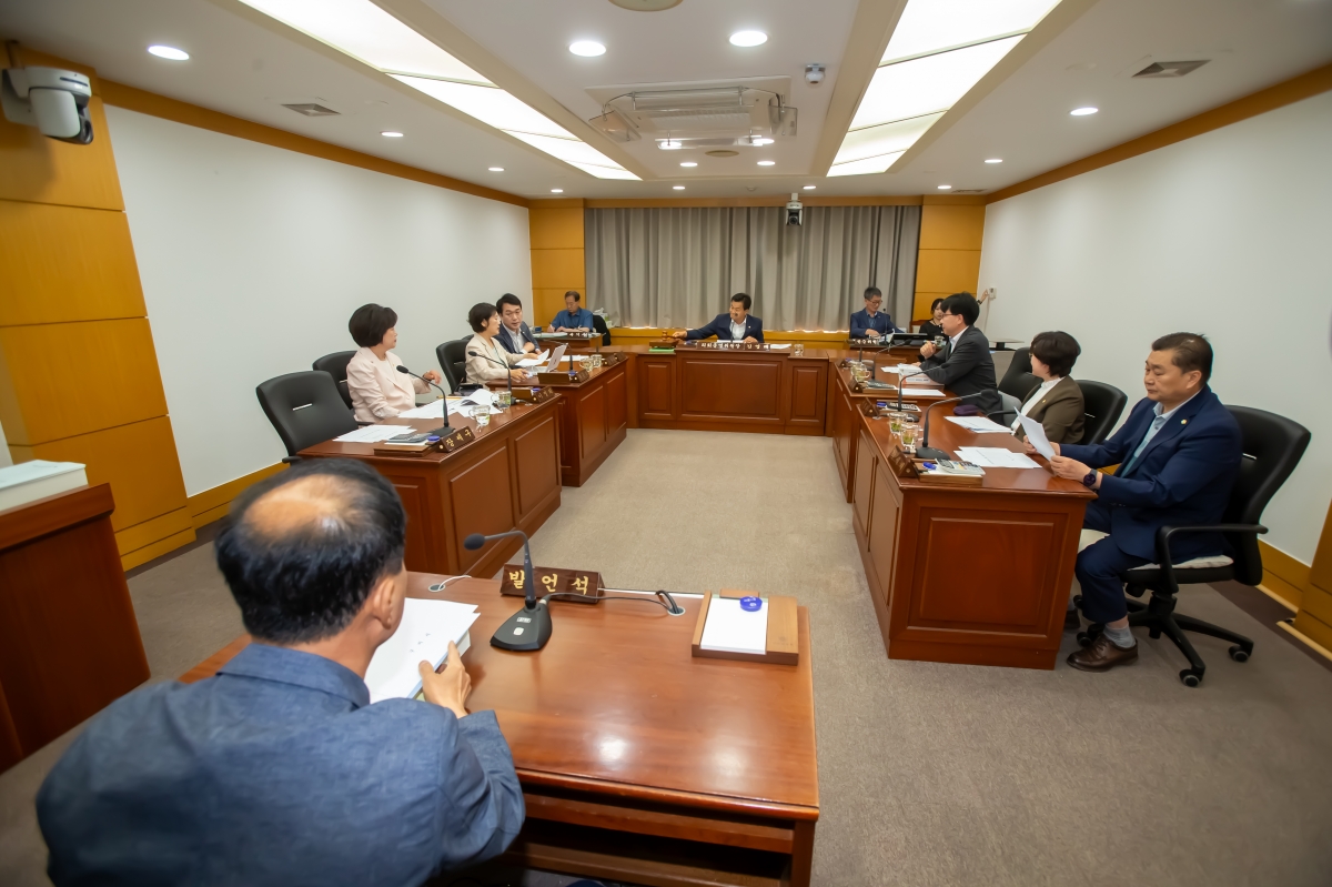 20240605-006[_P7U4501-제277회 제1차 정례회 의회운영위원회 소관 2023회계연도 세입·세출 결산승인안 예비심사 활동.jpg