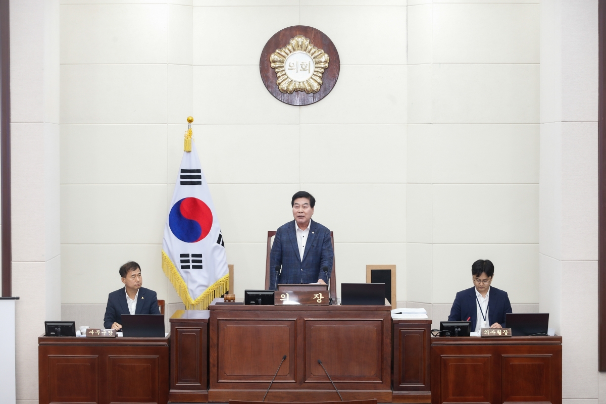 20240624-019[_P7U6437-1-제277회 제1차 정례회 제2차 본회의시 안주찬 의장 회의주재.jpg