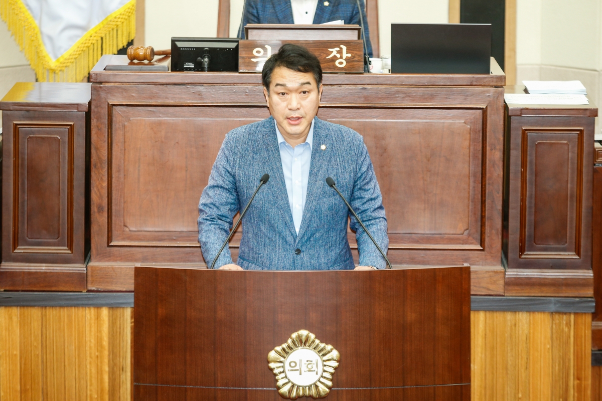 20240624-029[_P7U6464-1-제277회 제1차 정례회 제2차 본회의시 김근한 의회운영위원회 간사 상임위원회 조례안 심사 활동결과보고.jpg