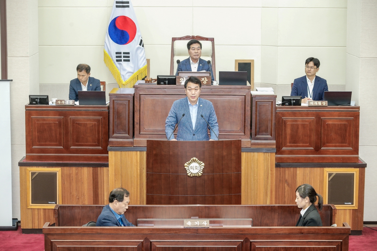 20240624-030[_P7U6470-1-제277회 제1차 정례회 제2차 본회의시 김근한 의회운영위원회 간사 상임위원회 조례안 심사 활동결과보고.jpg