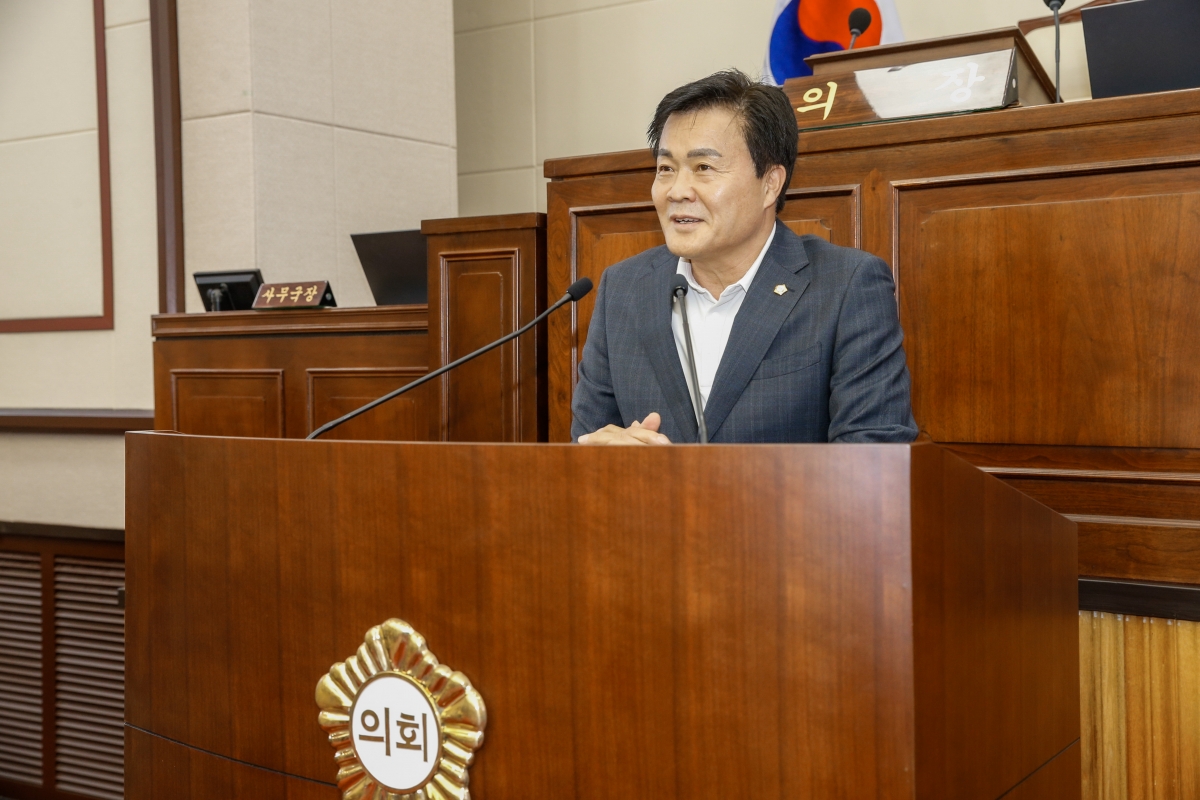 20240624-104[_P7U6677-1-김차병 의회사무국장 퇴임식.jpg