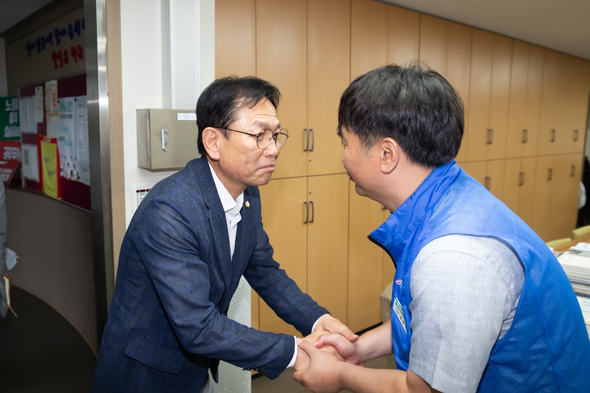 20240702-001[_P7U7245-신임 의장, 부의장 구미시청 공무원노동조합장실 방운.jpg