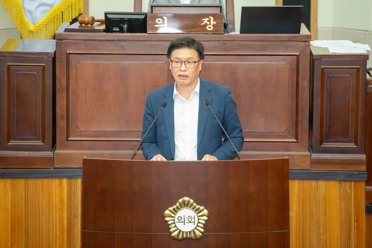 20240704-052[_P7U7713-제278회 임시회 제2차 본회의시 산업건설위원장에 당선된 김낙관 의원 인사.jpg