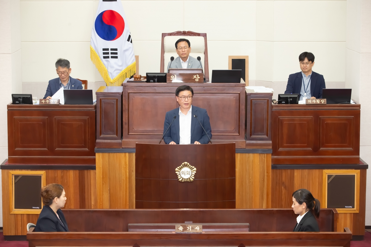 20240704-053[_P7U7715-제278회 임시회 제2차 본회의시 산업건설위원장에 당선된 김낙관 의원 인사.jpg
