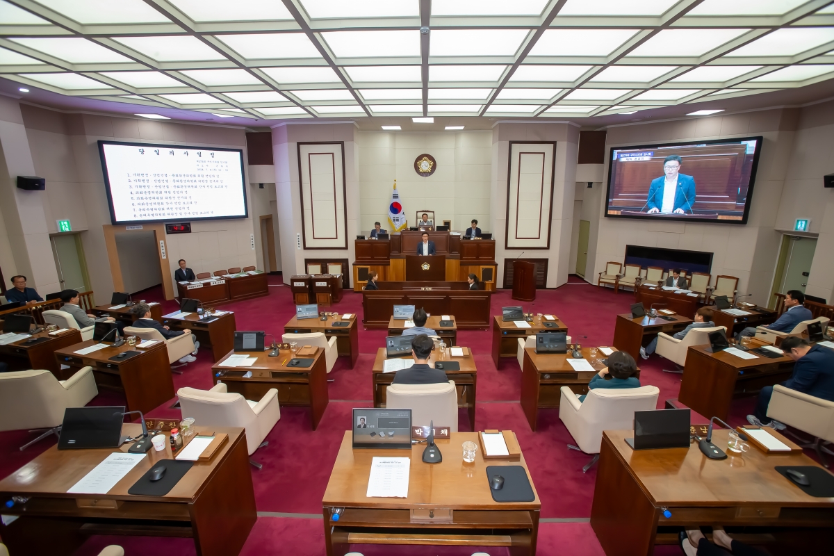 20240704-054[_P7U7718-제278회 임시회 제2차 본회의시 산업건설위원장에 당선된 김낙관 의원 인사.jpg