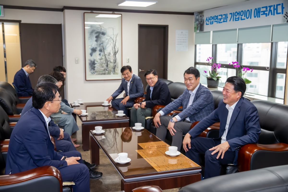 20240708-104[_P7U8157-제9대 후반기 의장단 및 상임위원장 구미상공회의소 방문.jpg