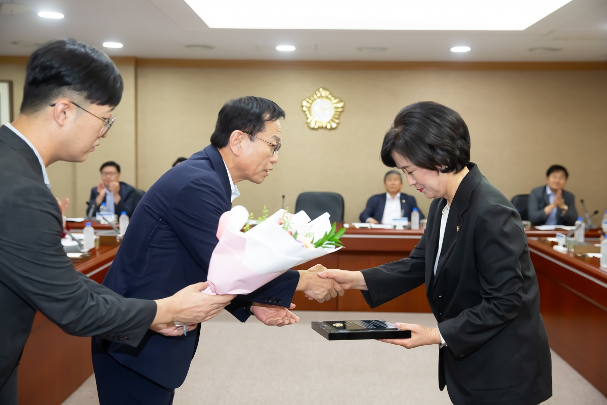 20240724-005[_P7U9307-전체의원 간담회시 전반기 의장단 공로패 전달.jpg