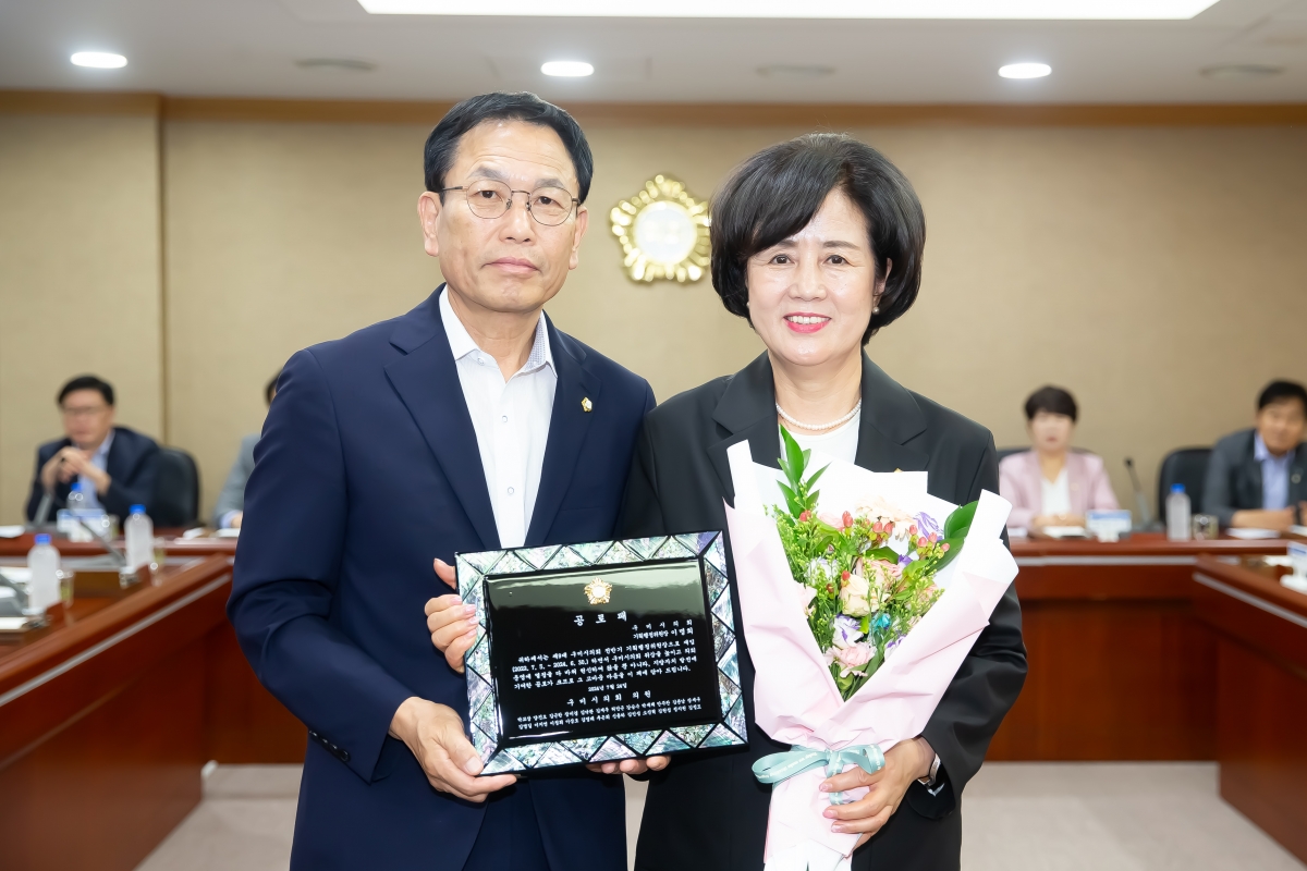 20240724-006[_P7U9311-전체의원 간담회시 전반기 의장단 공로패 전달.jpg