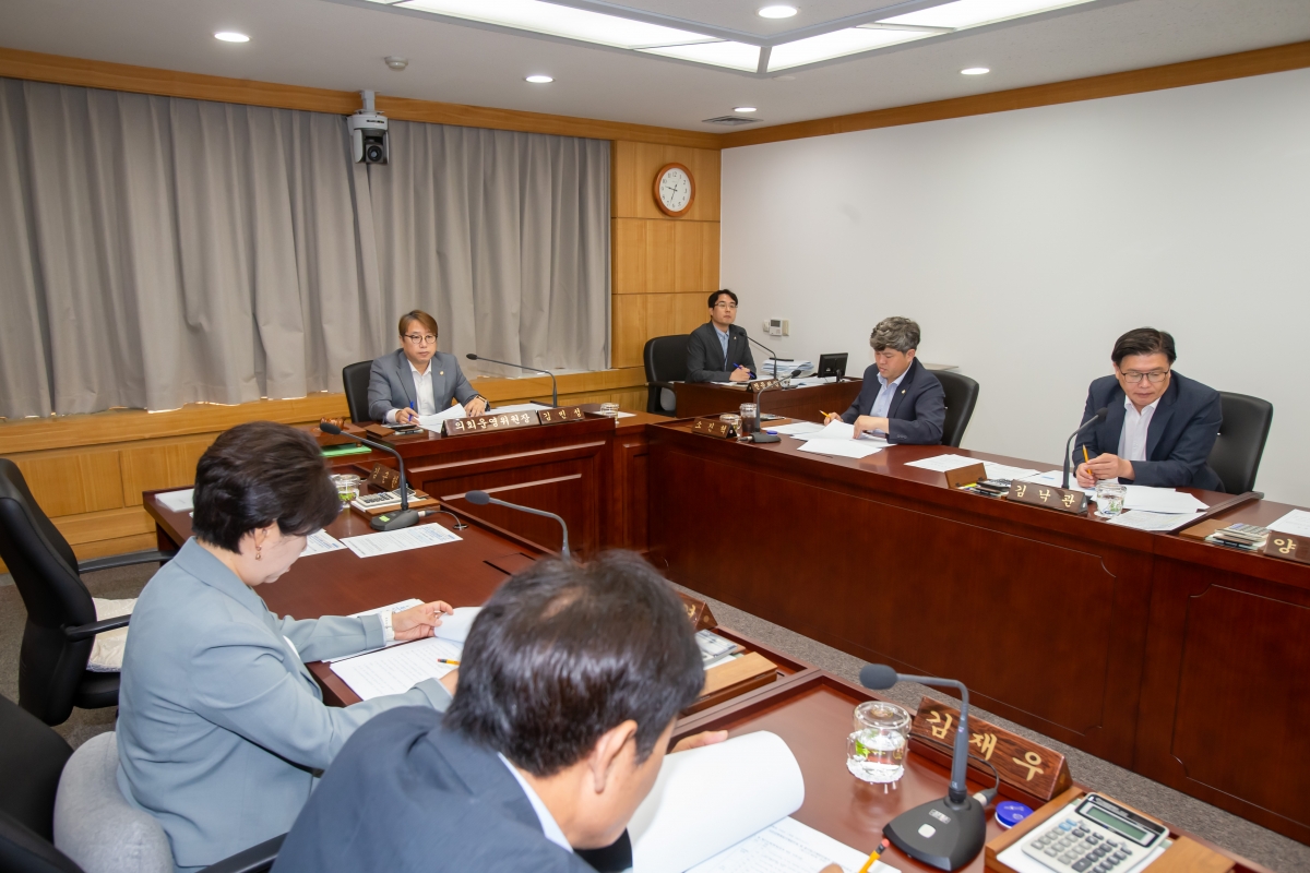 20240905-010[_P7U3062-제280회 임시회 의회운영위원회 조례안 등 심사활동.jpg