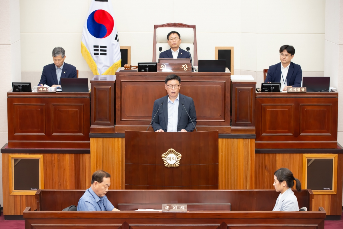 20240911-018[_P7U4047-제280회 임시회 제2차 본회의시 김낙관 산업건설위원장 상임위원회 활동결과보고.jpg