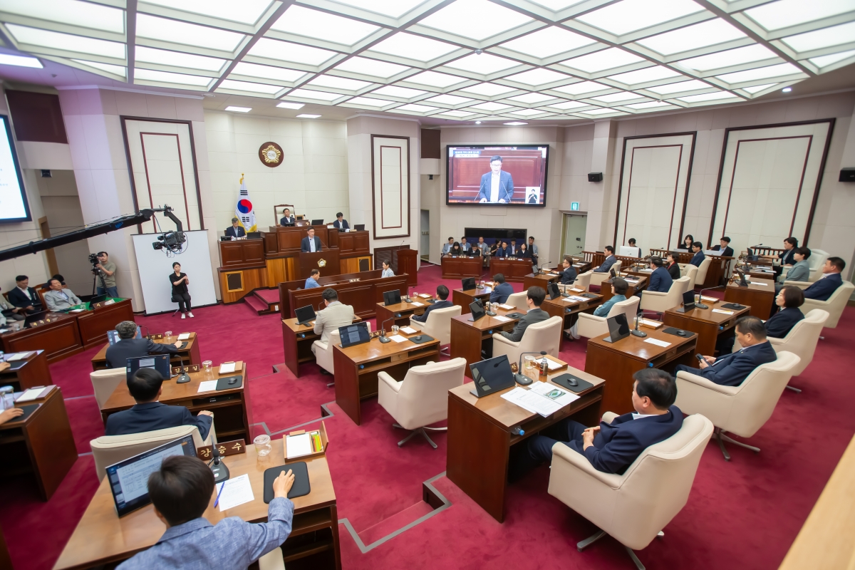 20240911-020[_P7U4050-제280회 임시회 제2차 본회의시 김낙관 산업건설위원장 상임위원회 활동결과보고.jpg
