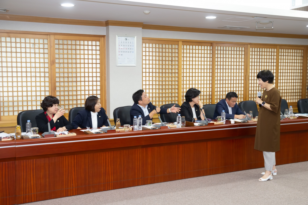 20240911-061[_P7U4194-구미시의회 의원 청렴 및 4대 폭력예방교육.jpg