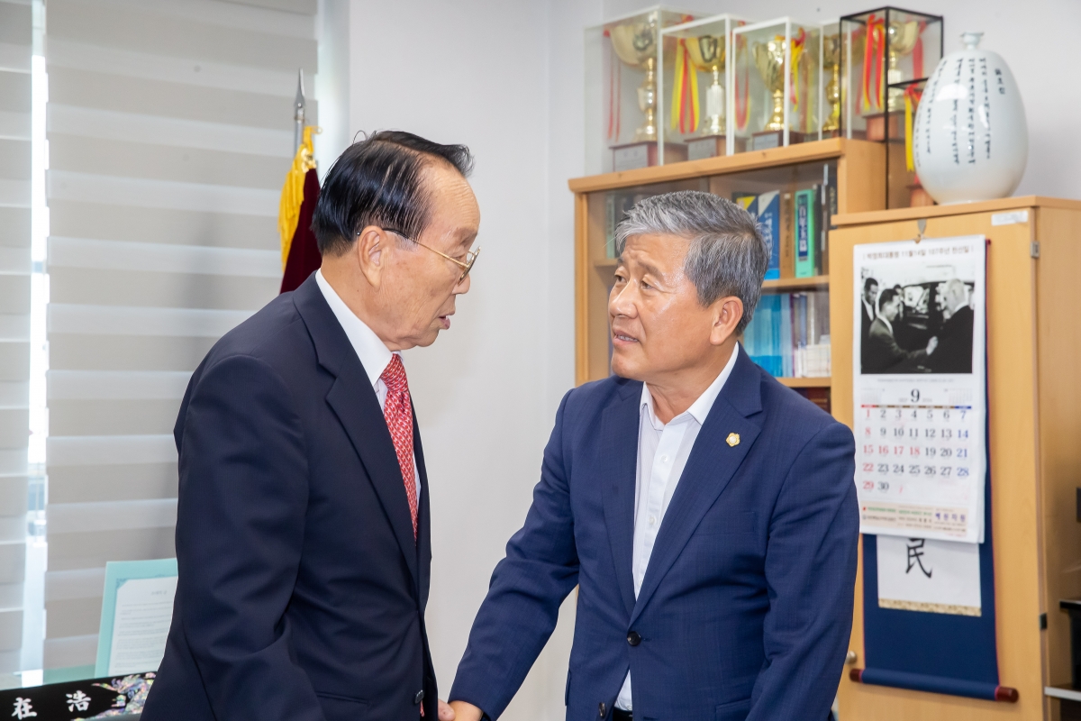 20240913-054[_P7U4397-추석맞이 노인복지회관 방문 어르신 인사.jpg