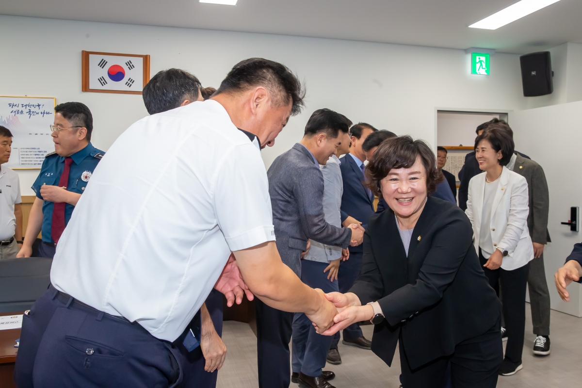 20240913-091[_P7U4502-추석맞이 구미경찰서 상황실 근무자 방문 격려.jpg
