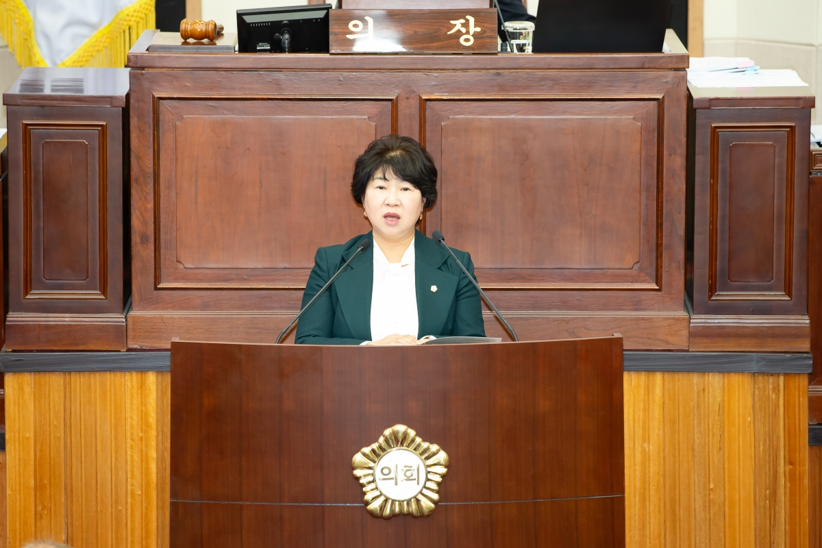 20241024-031[_P7U9853-제281회 임시회 제2차 본회의시 장미경 기획행정위원장 조례안 심사결과보고.jpg