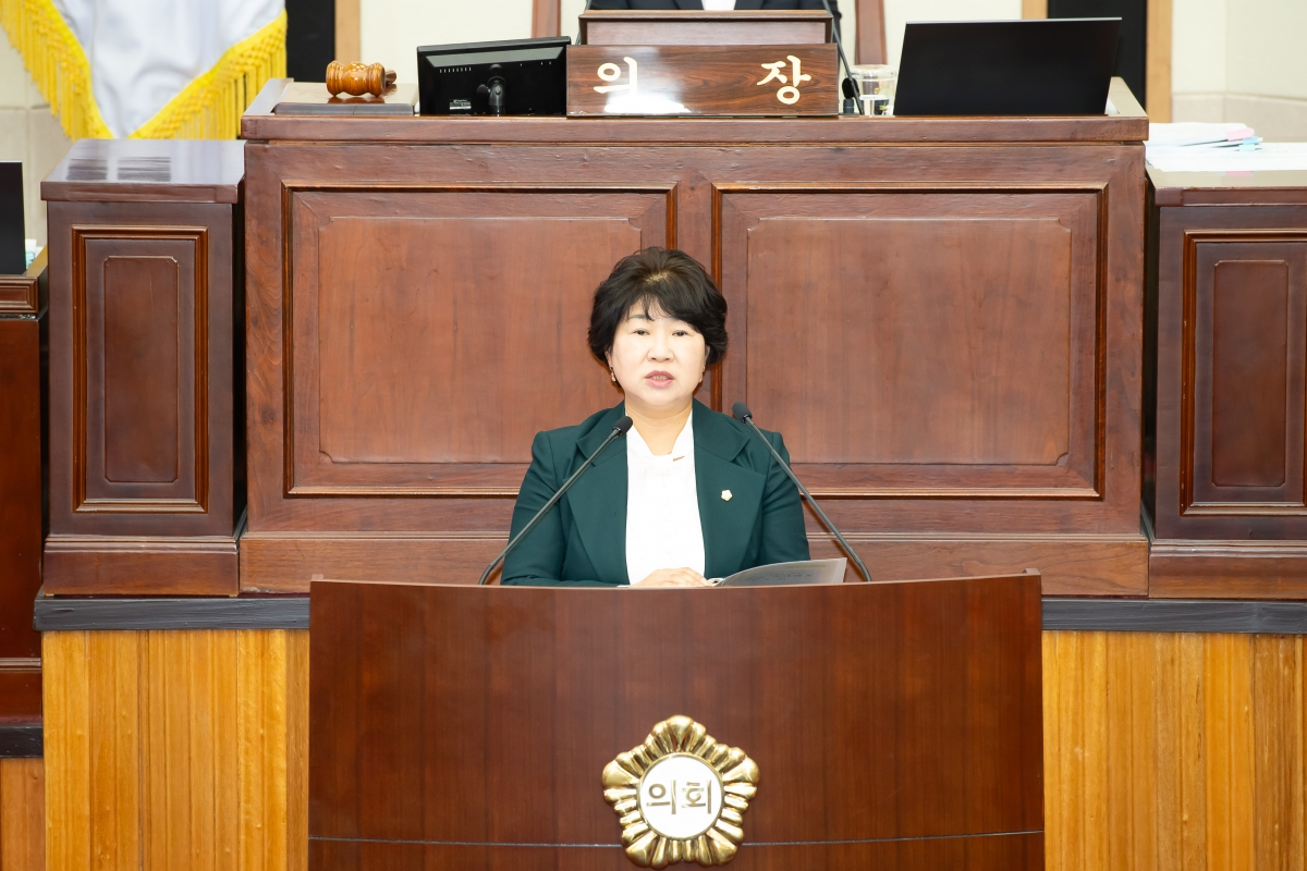 20241024-032[_P7U9858-제281회 임시회 제2차 본회의시 장미경 기획행정위원장 조례안 심사결과보고.jpg
