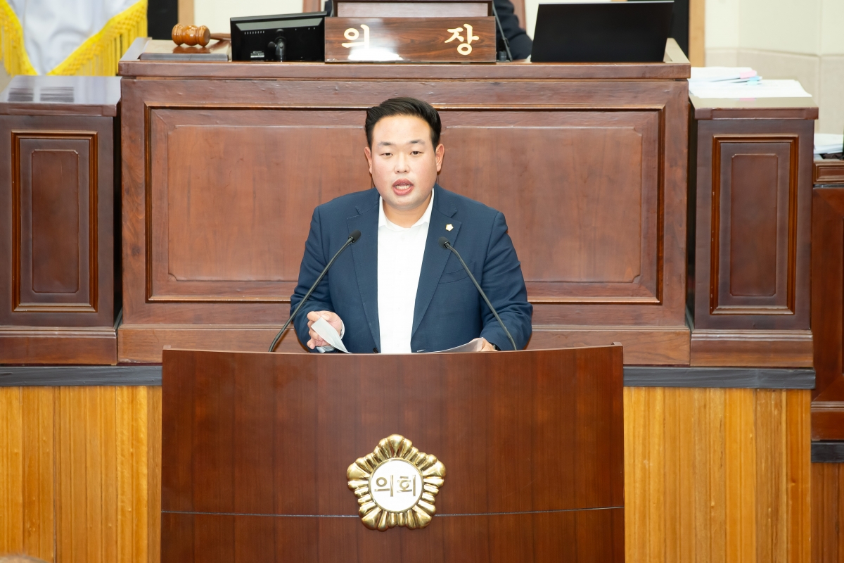 20241024-037[_P7U9874-제281회 임시회 제2차 본회의시 정지원 산업건설위원회 간사 조례안 심사결과보고.jpg