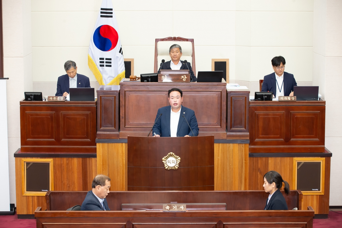 20241024-038[_P7U9879-제281회 임시회 제2차 본회의시 정지원 산업건설위원회 간사 조례안 심사결과보고.jpg