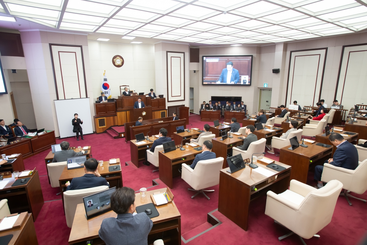 20241024-040[_P7U9884-제281회 임시회 제2차 본회의시 정지원 산업건설위원회 간사 조례안 심사결과보고.jpg