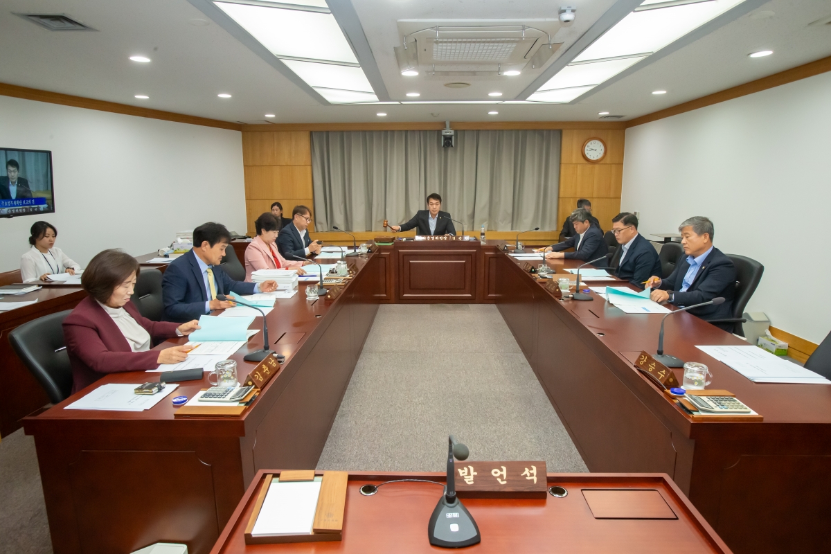 20241017-060[_P7U8363-제281회 임시회시 의회운영위원회 조례안 심사활동.jpg