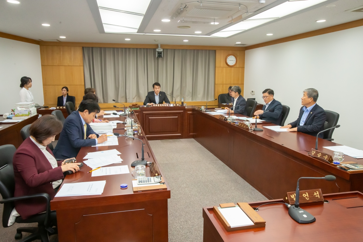 20241017-044[_P7U8312-제281회 임시회시 의회운영위원회 조례안 심사활동.jpg