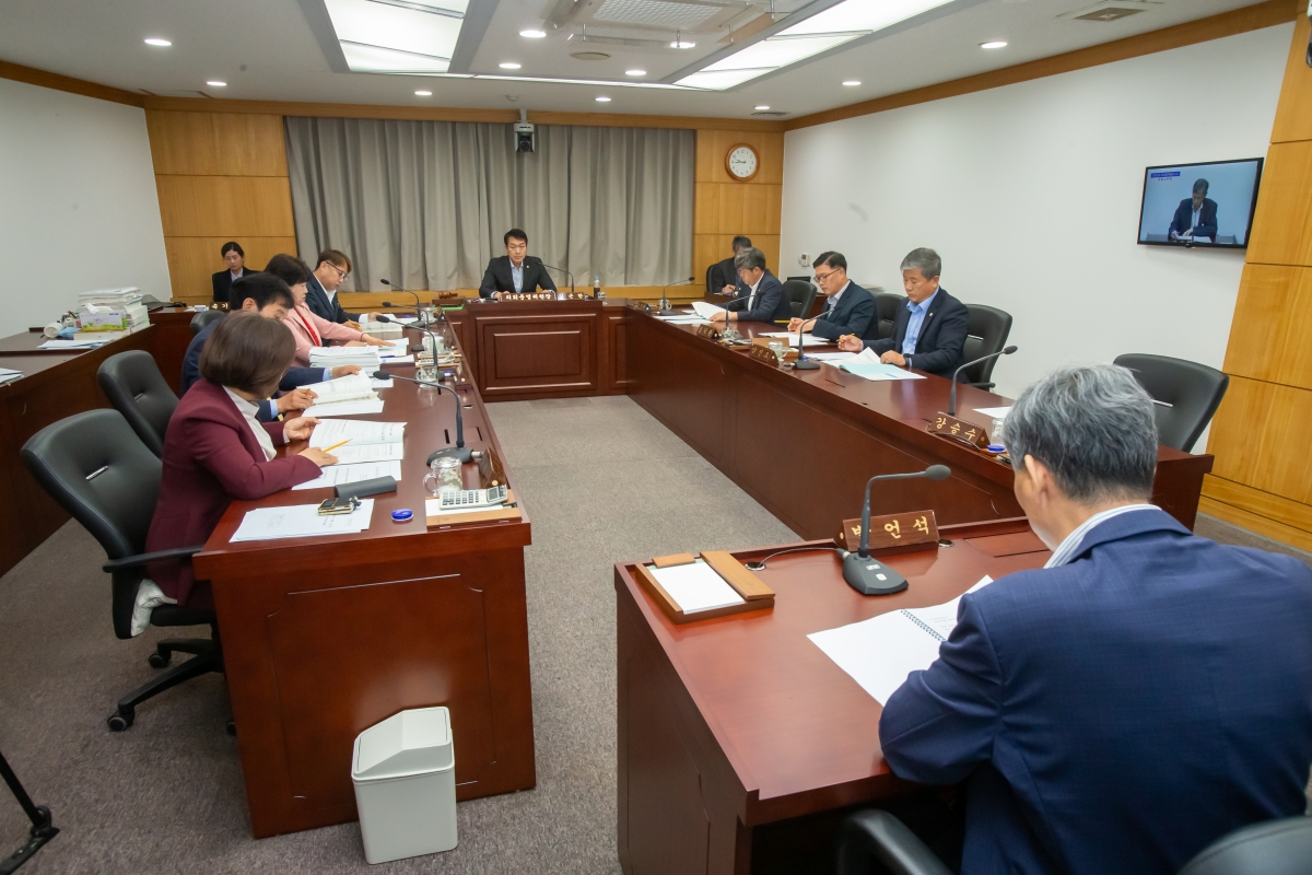 20241017-061[_P7U8364-제281회 임시회시 의회운영위원회 조례안 심사활동.jpg