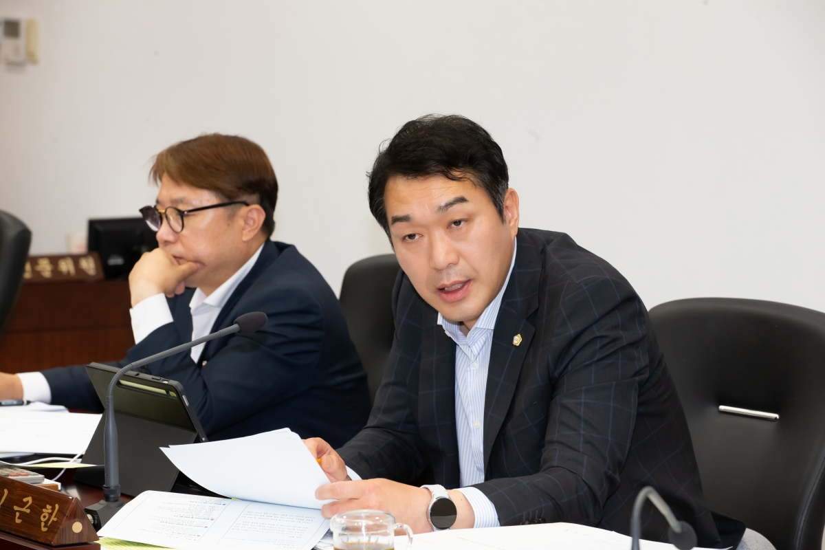 20241017-091[_P7U8675-제281회 임시회시 기획행정위원회 조례안 심사활동.jpg