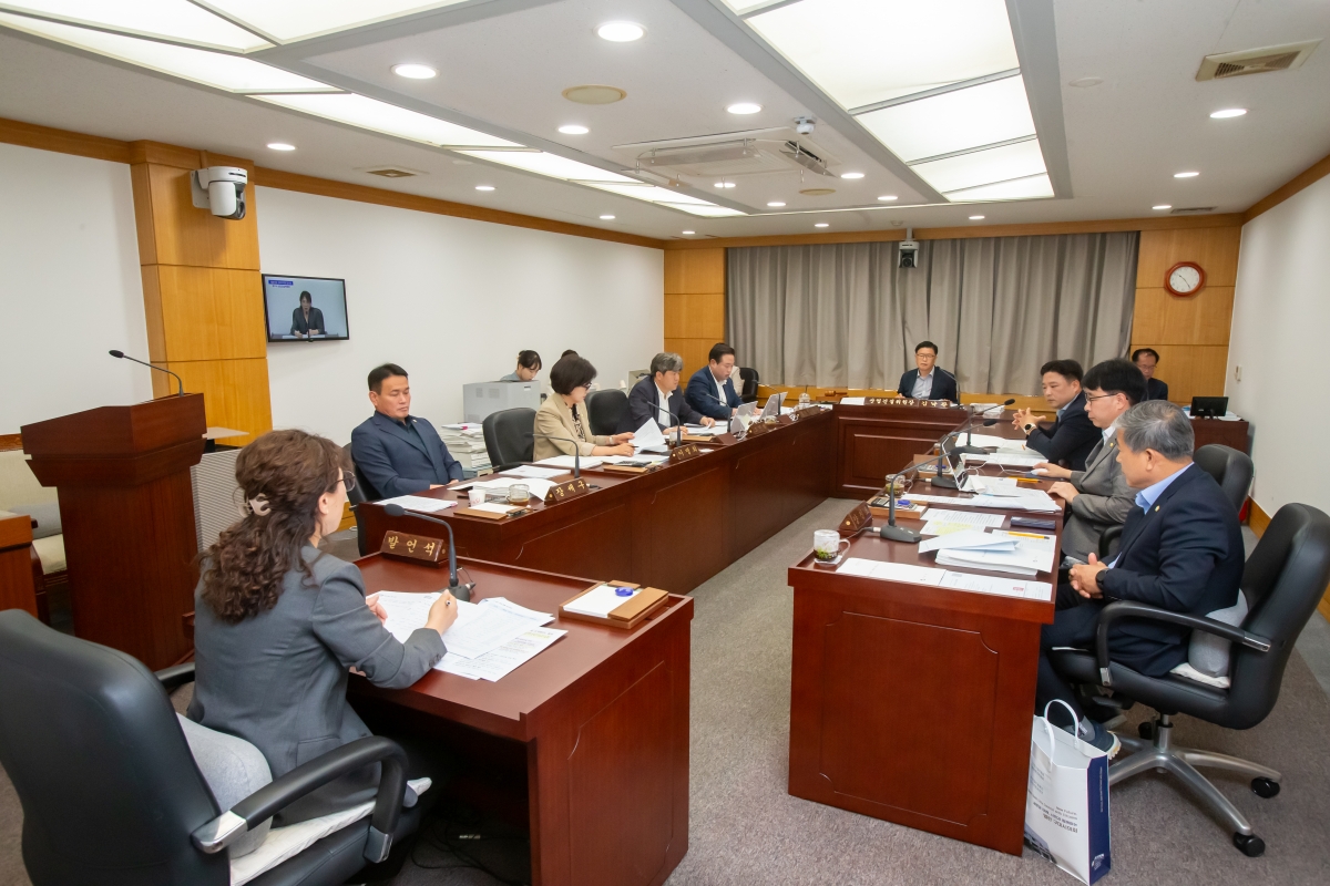 20241017-100[_P7U8424-제281회 임시회시 산업건설위원회 조례안 심사활동.jpg