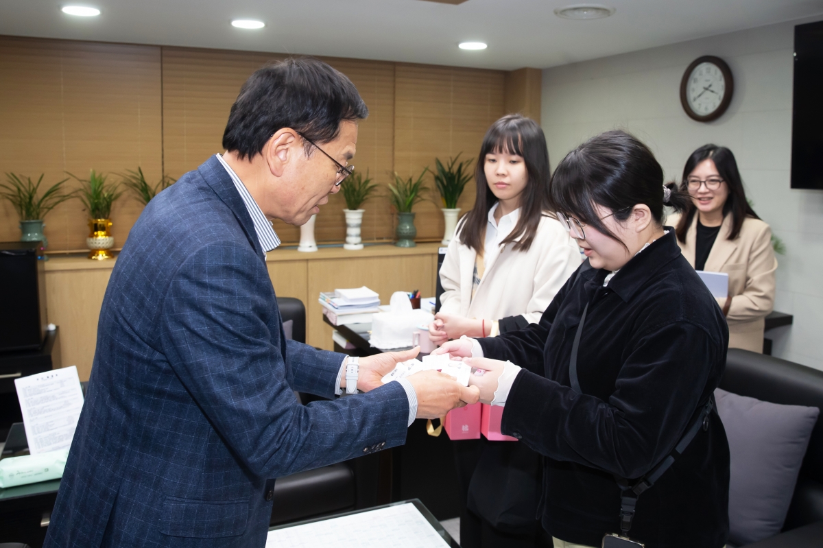 20241031-002[_P7U0586-대만 도원시 공무원 일행 의장실 방문.jpg
