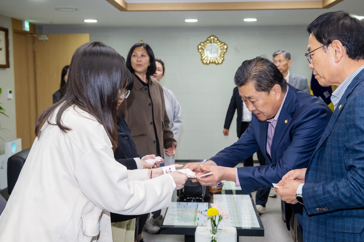 20241031-003[_P7U0591-대만 도원시 공무원 일행 의장실 방문.jpg