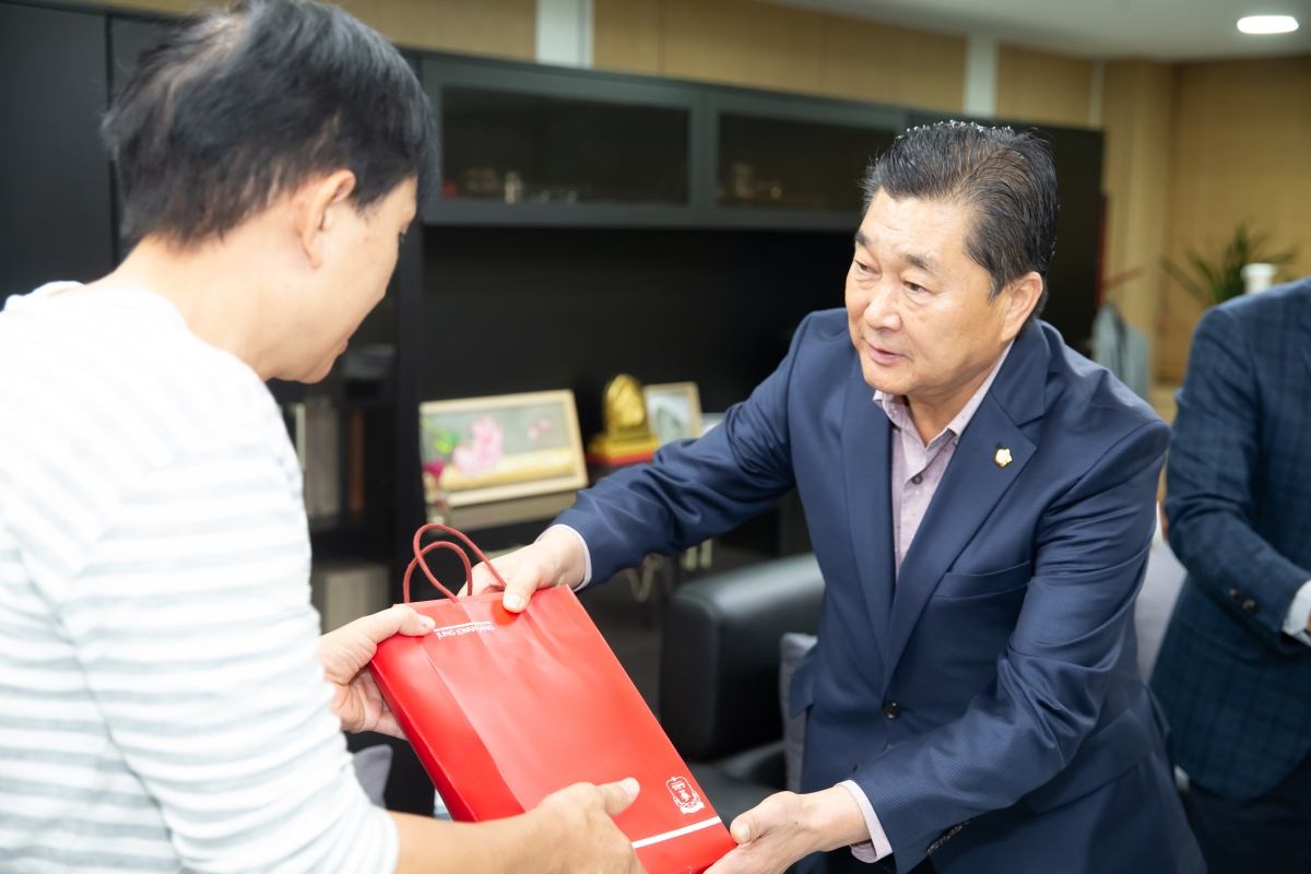 20241031-013[_P7U0630-대만 도원시 공무원 일행 의장실 방문.jpg