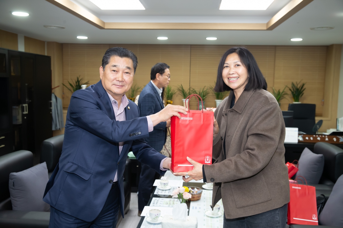 20241031-014[_P7U0635-대만 도원시 공무원 일행 의장실 방문.jpg