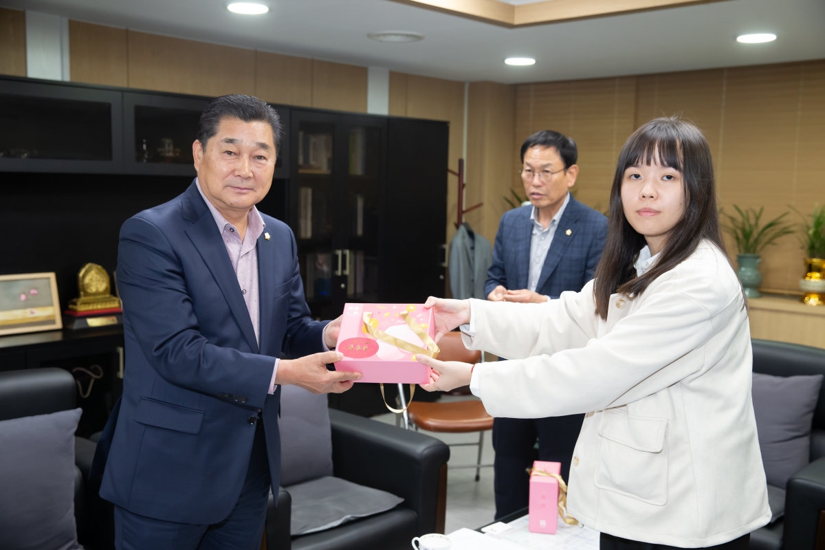 20241031-017[_P7U0643-대만 도원시 공무원 일행 의장실 방문.jpg