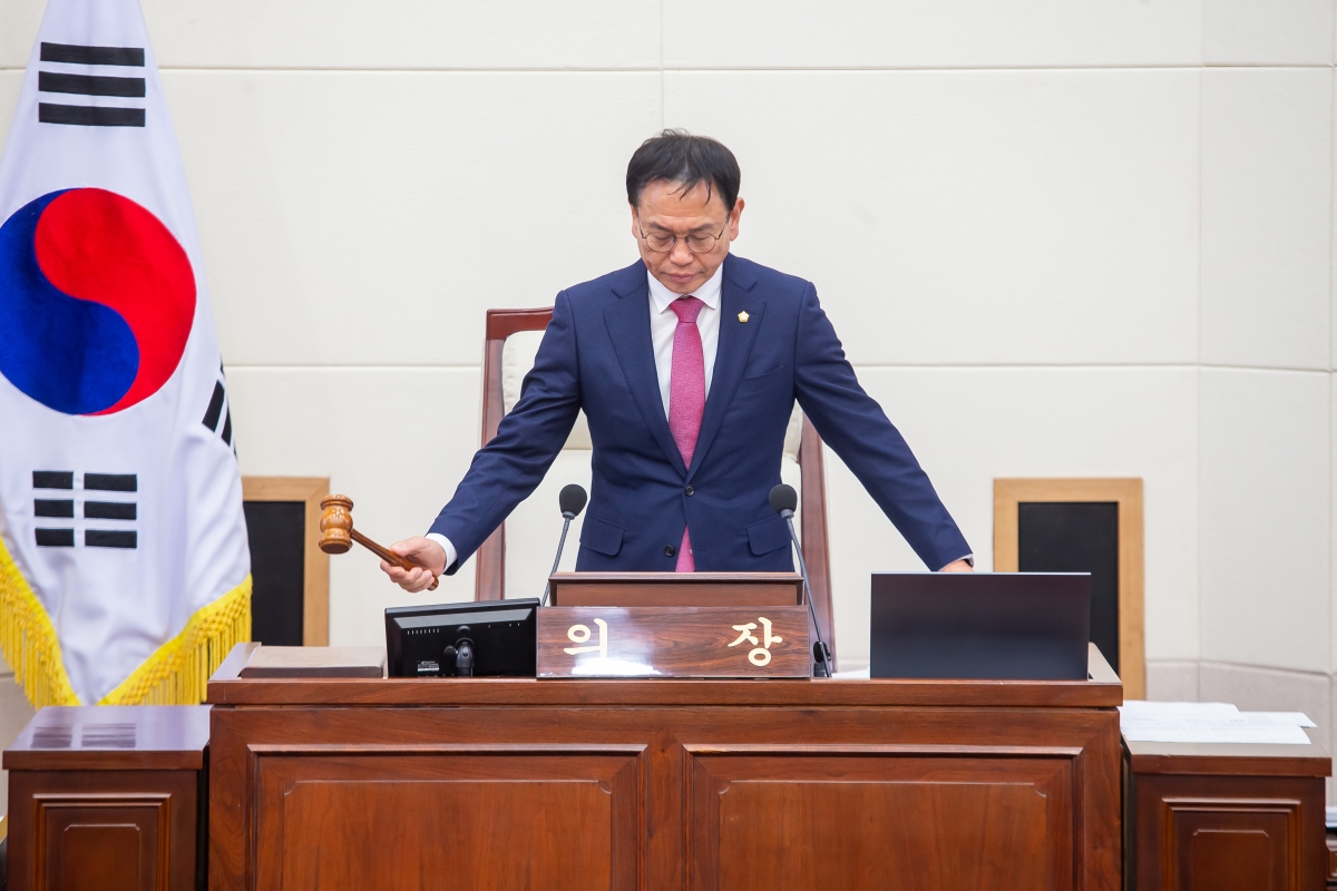 20241125-021[_P7U4248-제262회 정례회 제1차 본회의시 박교상 의장 회의주재.jpg