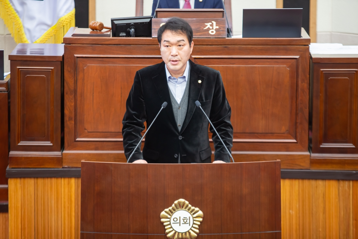 20241125-030[_P7U4250-제262회 정례회 제1차 본회의시 김근한 의회운영위원장 예산결산특별위원회 구성결의안 제안설명.jpg