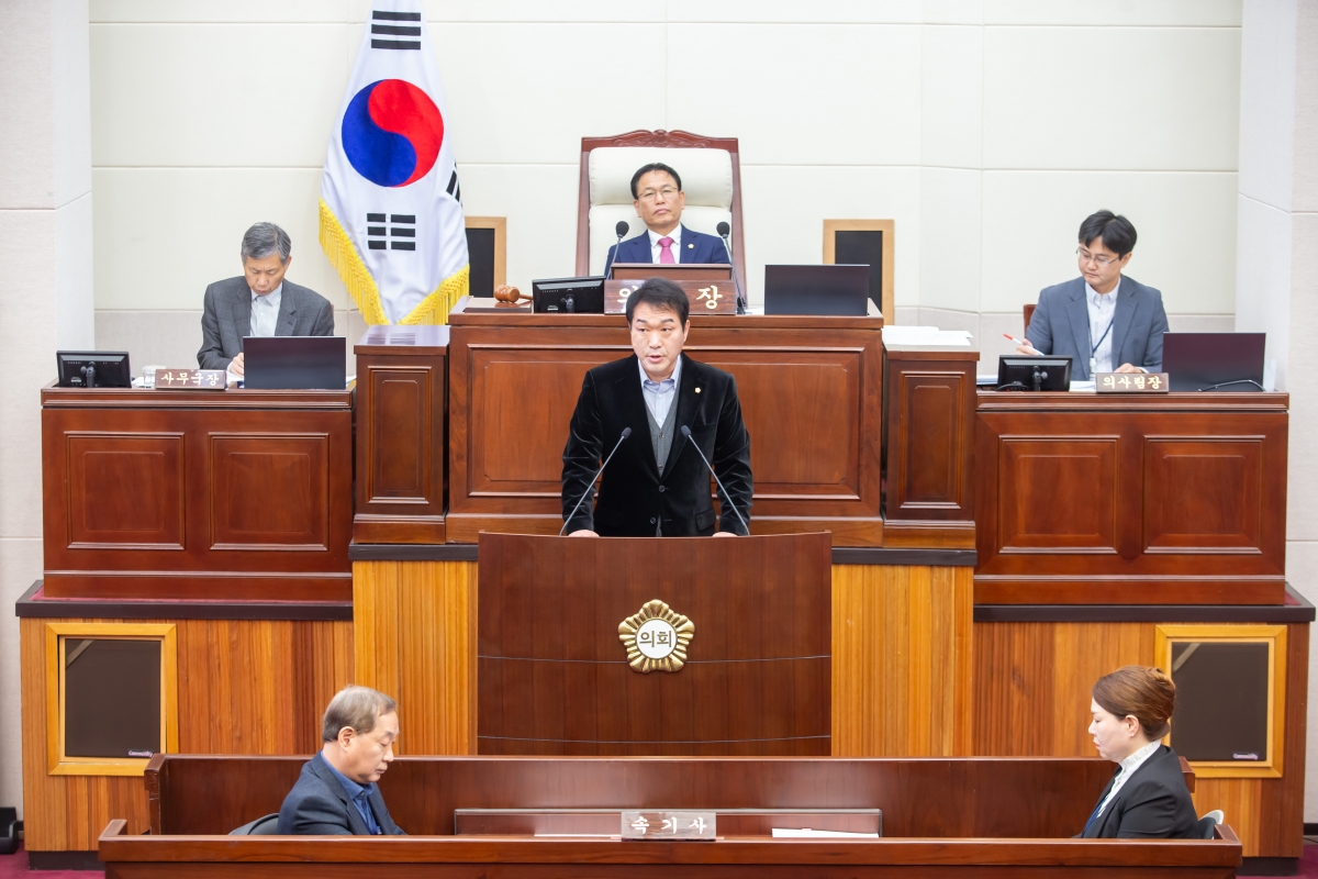 20241125-031[_P7U4255-제262회 정례회 제1차 본회의시 김근한 의회운영위원장 예산결산특별위원회 구성결의안 제안설명.jpg