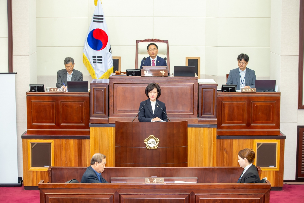 20241125-068[_P7U4305-제262회 정례회 제1차 본회의시 예산결산특별위원장에 호선된 이명희 의원 당선인사.jpg