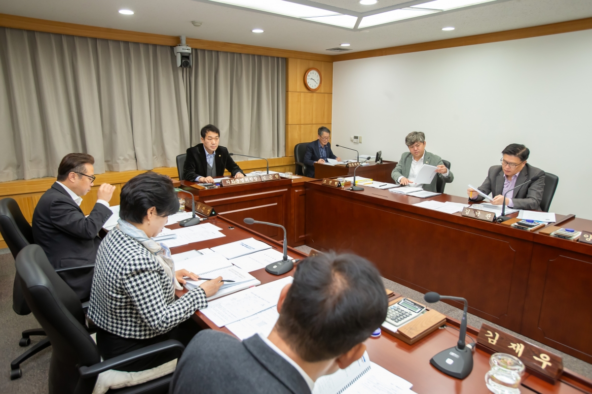 20241126-004[_P7U4449-제262회 정례회시 2024년 제2차 의원연구단체 심의위원회 활동.jpg