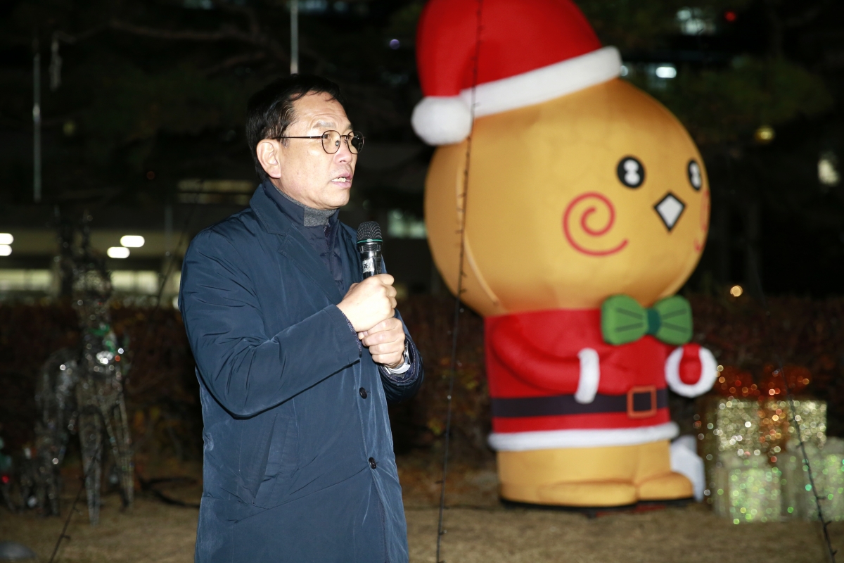20241126-120[_P7U4701-시청 원형화단 트리 점등식.jpg