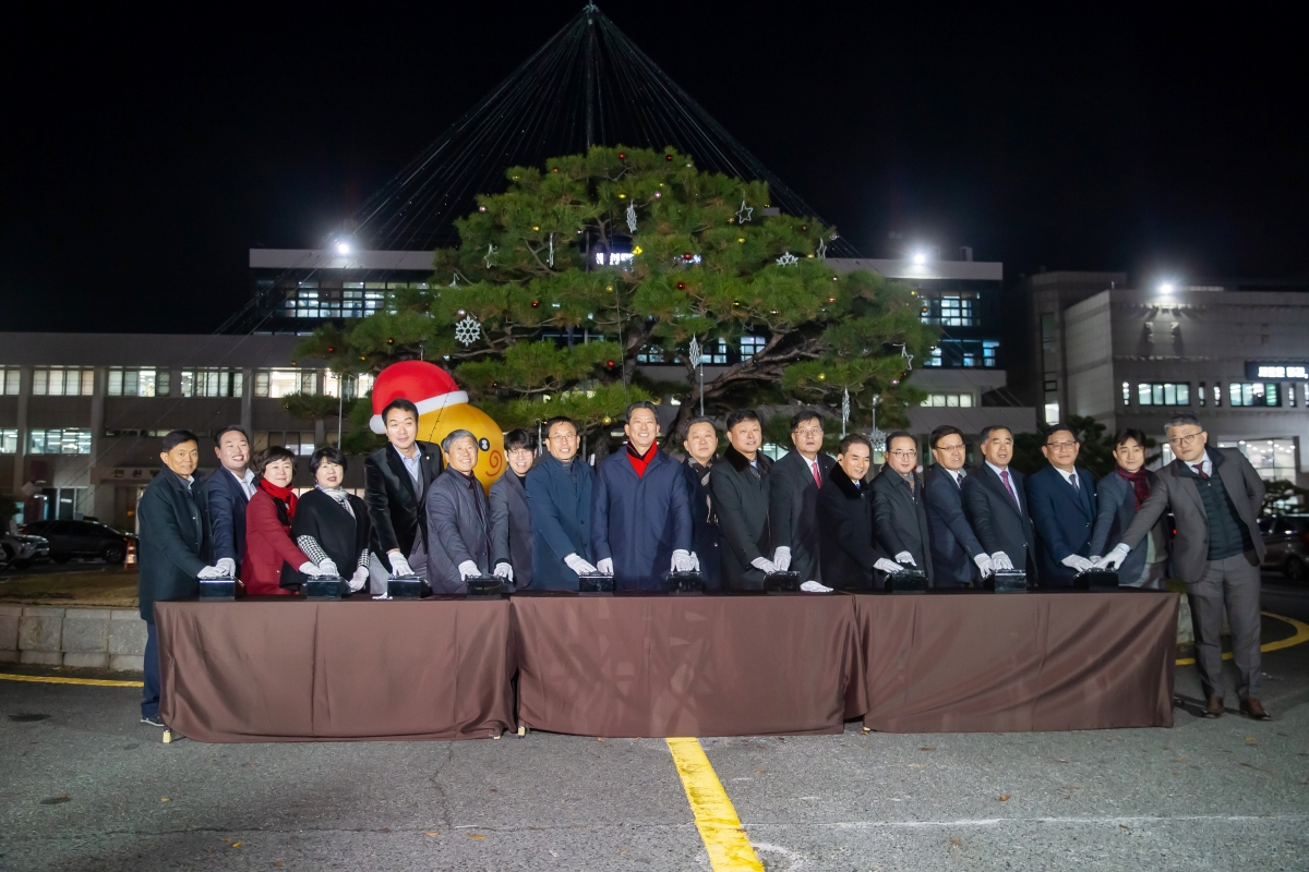 20241126-123[_P7U4707-시청 원형화단 트리 점등식.jpg
