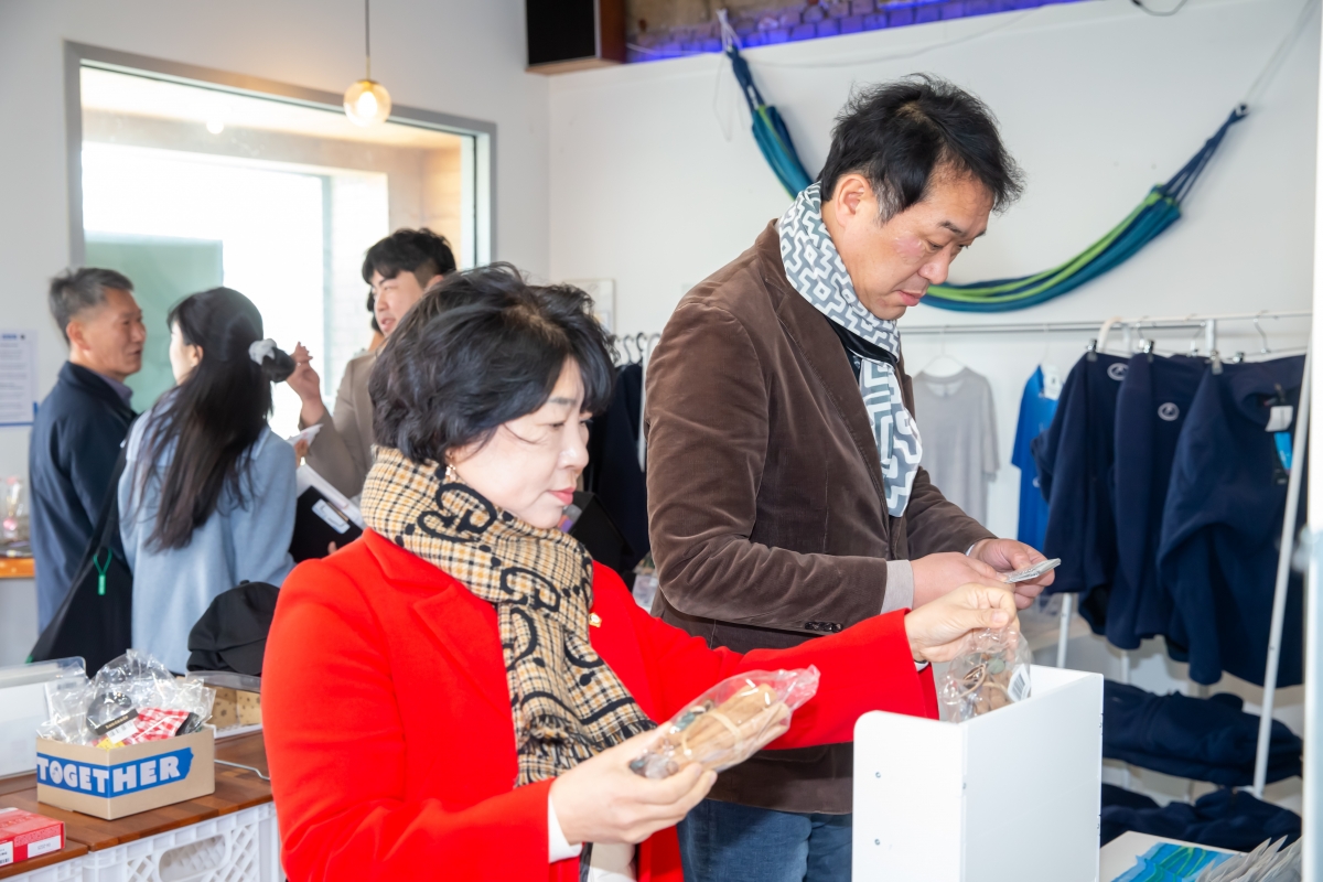 20241203-036[_P7U5614-제262회 정례회시 기획행정위원회 영덕군 뚜벅이마을 비교견학.jpg