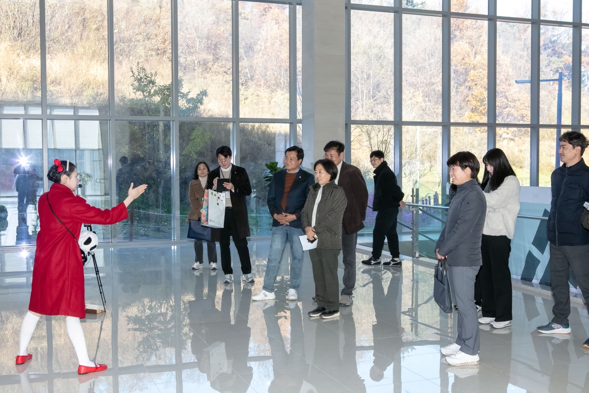20241203-065[IMG_6188-제262회 정례회시 문화환경위원회 새마을운동테마공원 현장방문활동.jpg
