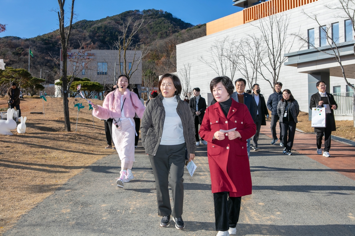 20241203-078[IMG_6203-제262회 정례회시 문화환경위원회 새마을운동테마공원 현장방문활동.jpg