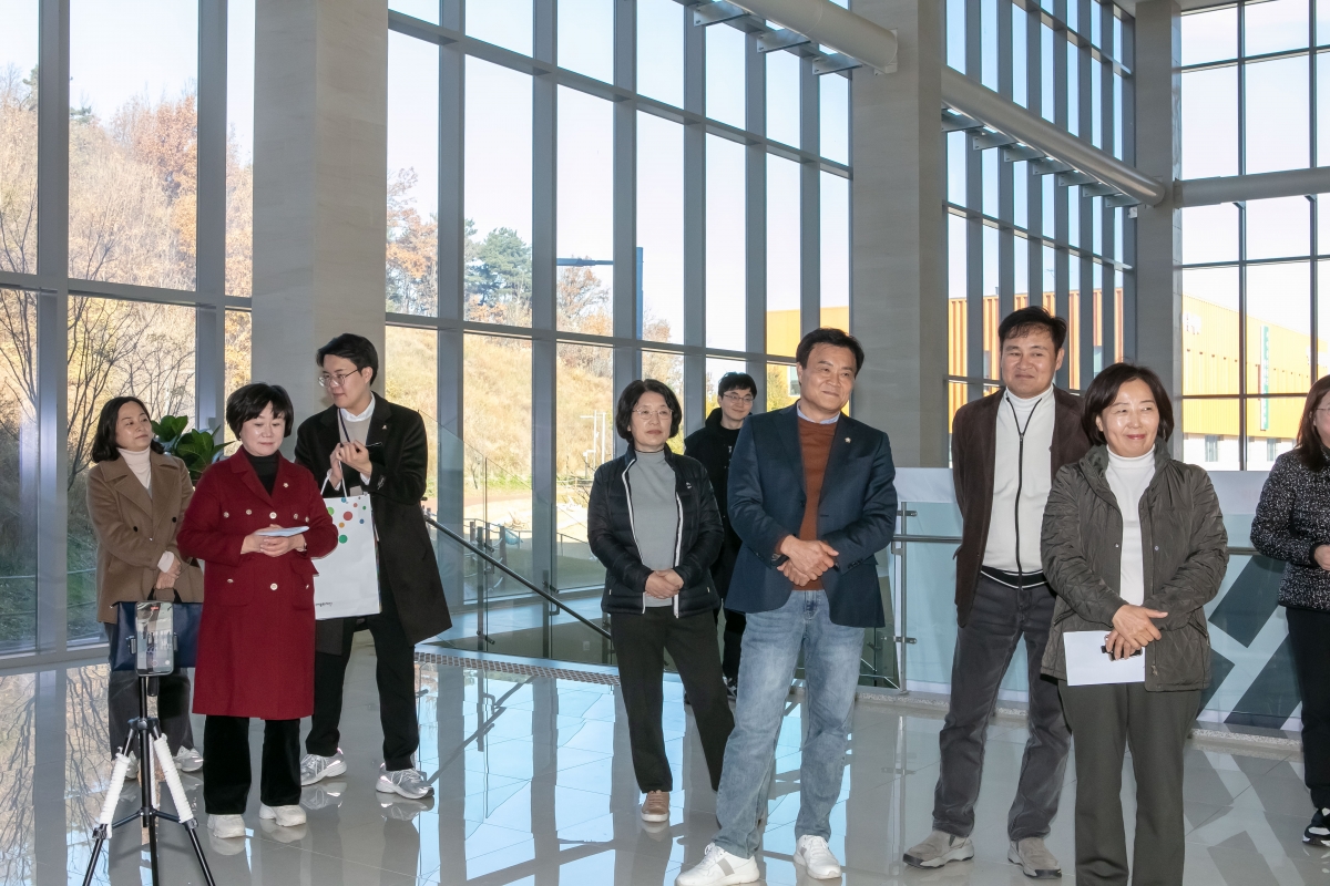 20241203-069[IMG_6192-제262회 정례회시 문화환경위원회 새마을운동테마공원 현장방문활동.jpg