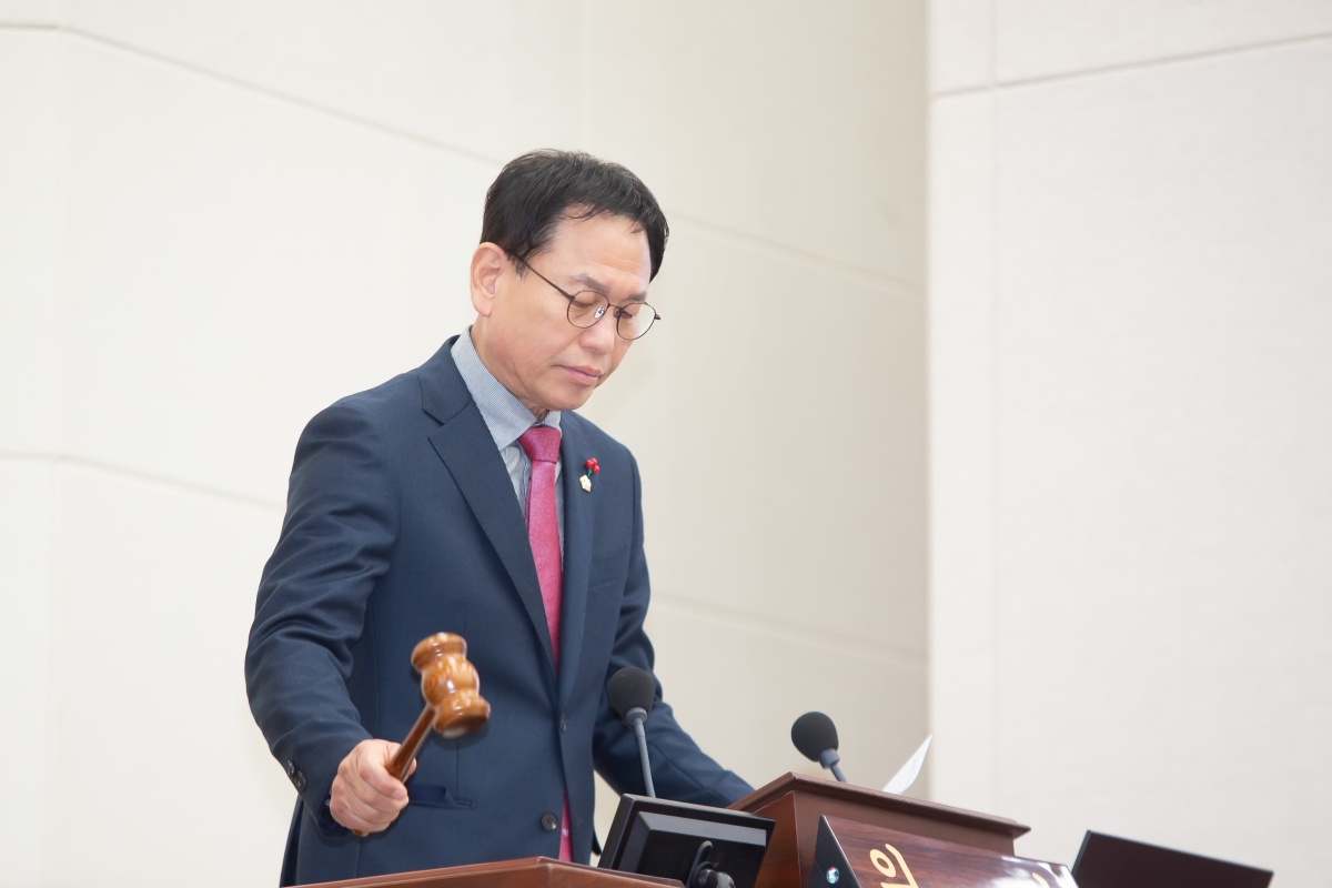 20241211-042[_P7U6380-제262회 정례회 제2차 본회의시 박교상 의장 회의주재.jpg