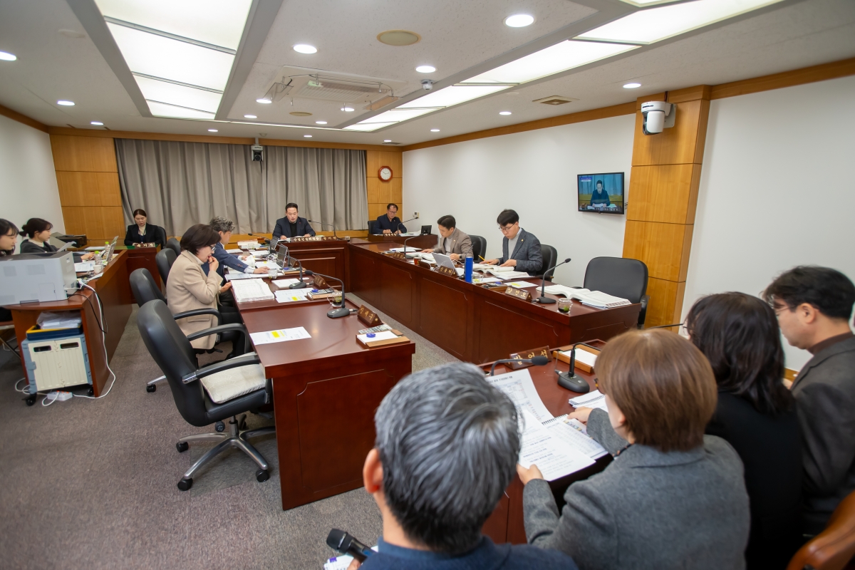 20241212-009[_P7U6462-제262회 정례회시 산업건설위원회 2024년도 제2회 추가경정예산안 및 기금운용계획 변경안 예비심사.jpg