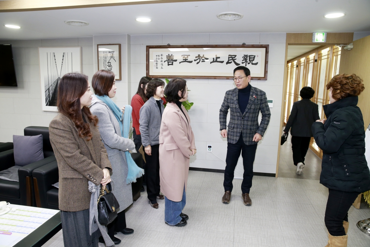 20241224-007[_P7U8262-민원봉사실 주부자원봉사단 의회방문.jpg
