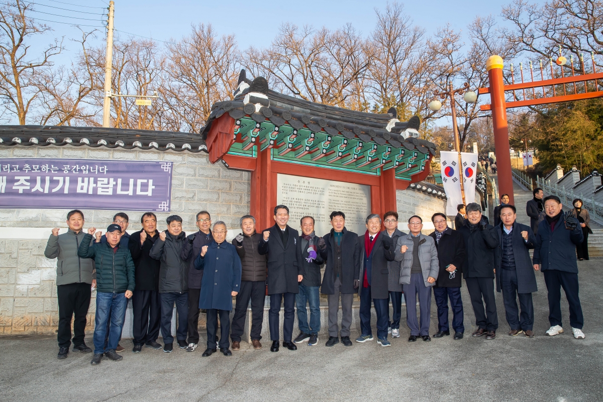 20250102-029[_P7U8538-2025년 새해 충혼탑 참배.jpg