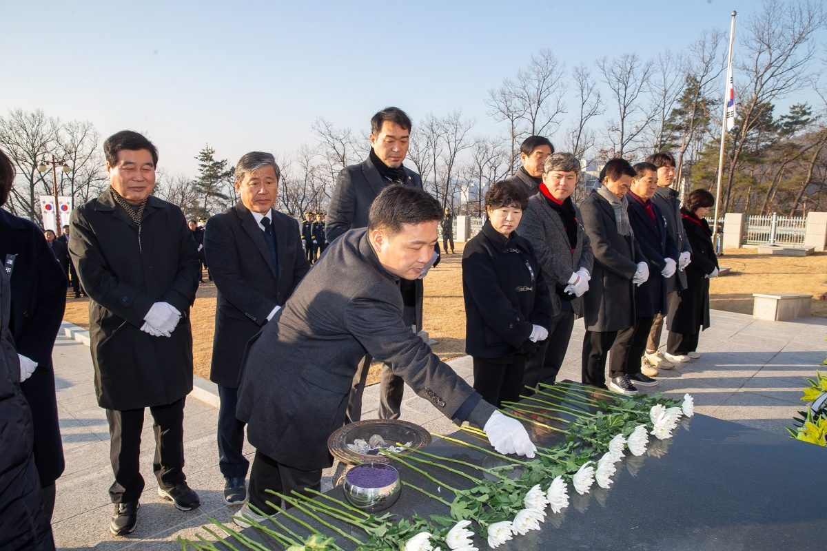 20250102-060[_P7U8624-2025년 새해 충혼탑 참배.jpg