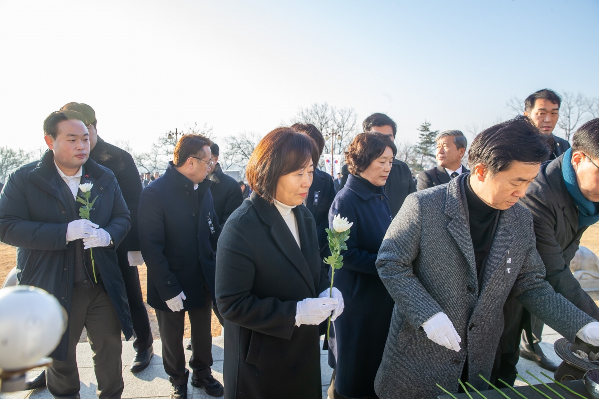 20250102-049[_P7U8596-2025년 새해 충혼탑 참배.jpg